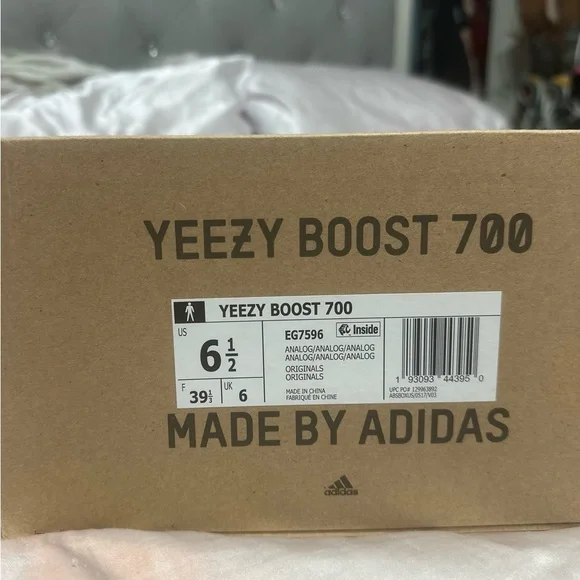 Yeezy Boost 700 “Analog” Womens 8/ Men’s 6.5 - Picture 2 of 3